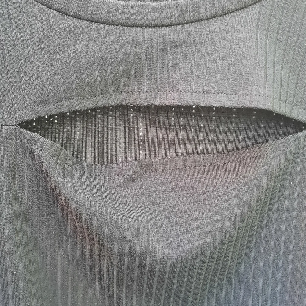 Derek Heart Short Sleeve Ribbed Cut Out Chest Crop Top Size Large Black - Picture 2 of 5